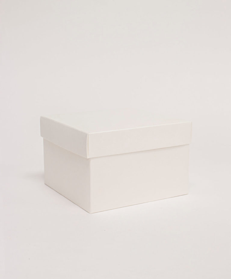 BOX WITH LID WHITE WITH DECORATIVE FLUTING Ribbon & Blues