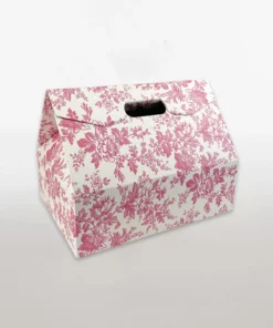 Our Carry Box Printed Floral Ivory Pink features a high-quality, unique feminine design. A textured off-white finish adorned with a vintage-style fuchsia colour print. This carry box adds a touch of sophistication to any gift or display. These unique carry boxes feature a distinctive shape with a convenient cut-out handle. This adds both style and functionality to your gifting and retail packaging. Made in Europe, these trays boast unparalleled craftsmanship and attention to detail. This ensures that your creations stand out from the rest.